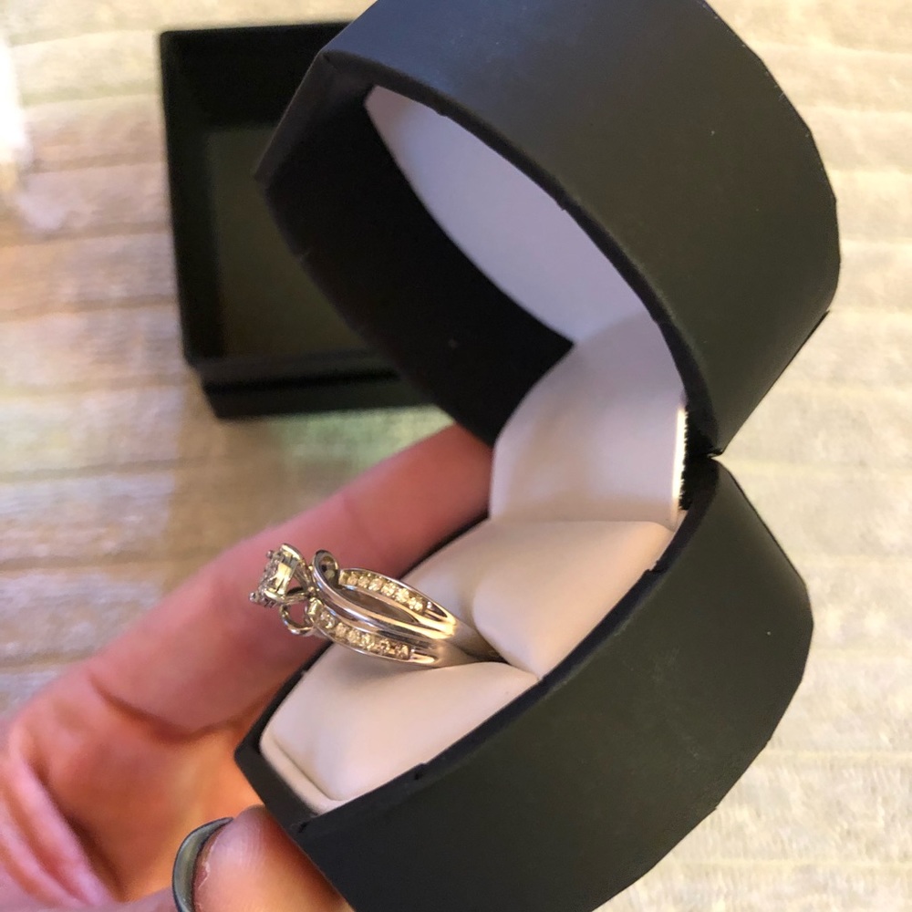 New 1/4 Carrot Diamond Ring Amazing white gold - Picture 3 of 5